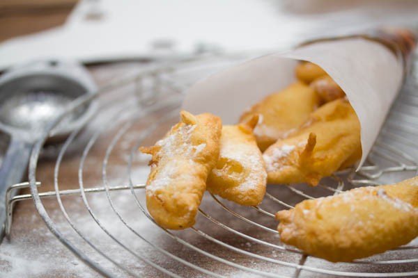 Photographie culinaire petits beignets de carnaval aux pommes