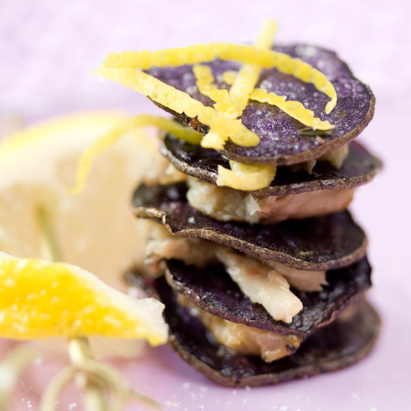 Photographie culinaire chips de vitelottes aux sardines