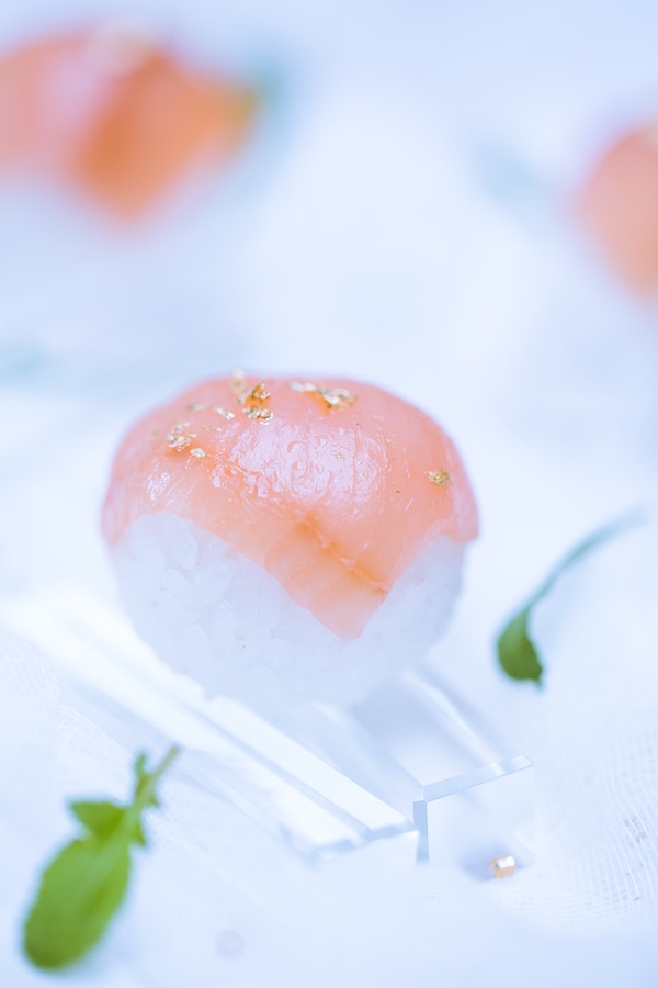 Photographie culinaire sushi balls à la truite fumée et coeur crousti-fondant au safran