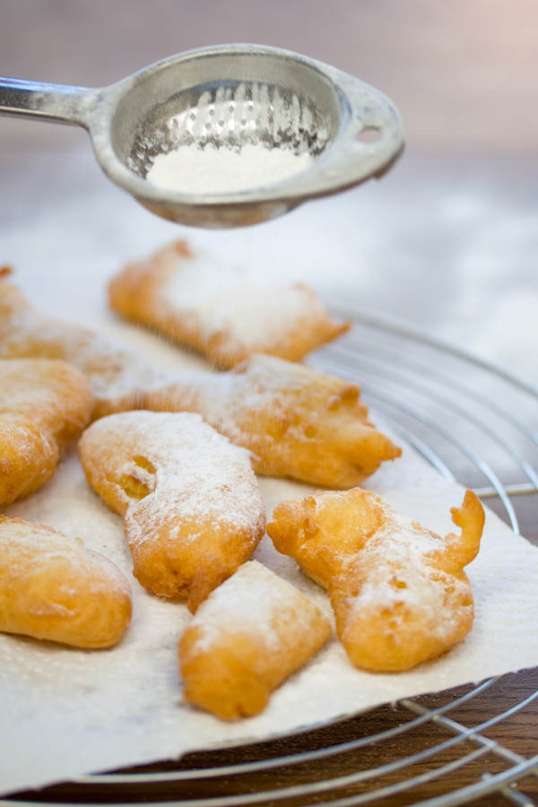 Photographie culinaire petits beignets de carnaval aux pommes