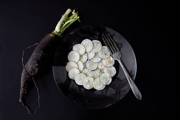 Photographie culinaire carpaccio de radis noir