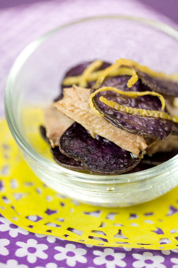 Photographie culinaire chips de vitelottes aux sardines