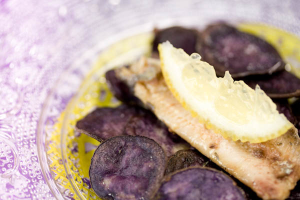 Photographie culinaire chips de vitelottes aux sardines