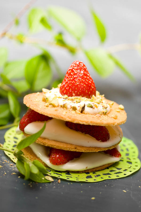 Photographie culinaire mille-feuille sablé aux fraises et à la ricotta