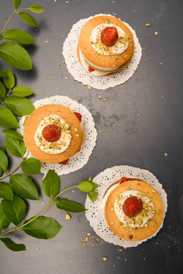 Photographie culinaire mille-feuille sablé aux fraises et à la ricotta