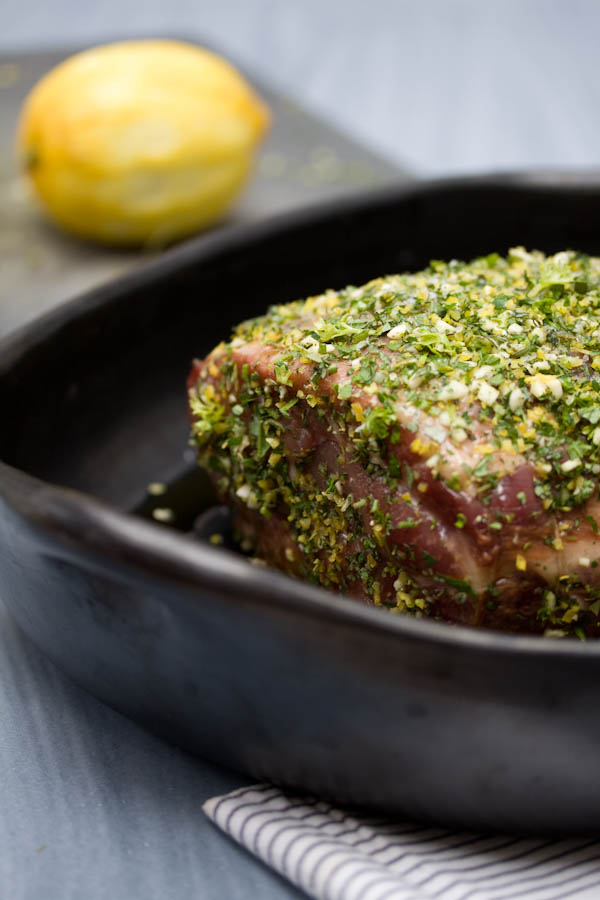 Photographie culinaire rôti de porc aux herbes