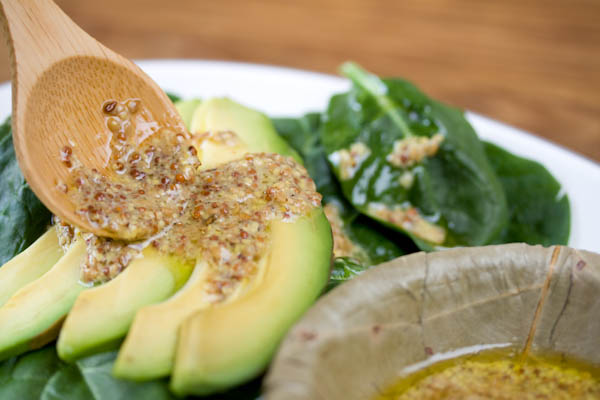 Photographie culinaire salade avocat épinards à la vinaigrette tiède