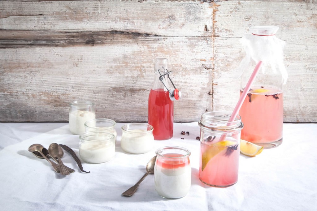 photographie culinaire : sirop de rhubarbe aux fleurs d'hibiscus