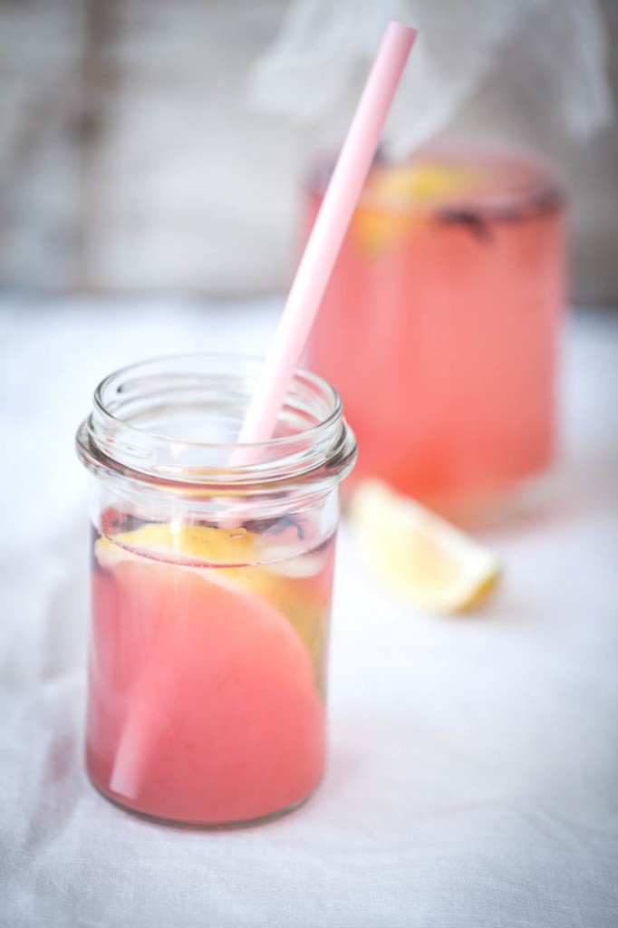 photographie culinaire : sirop de rhubarbe aux fleurs d'hibiscus