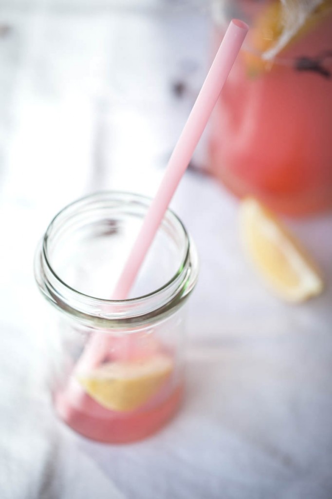 photographie culinaire : sirop de rhubarbe aux fleurs d'hibiscus