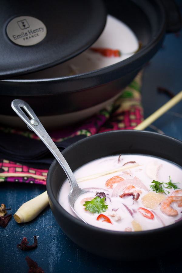 photographie culinaire soupe thaï de crevettes et poulet à l'hibiscus