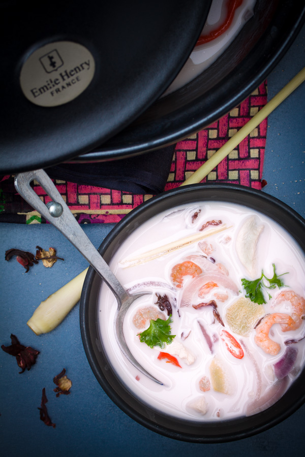 photographie culinaire soupe thaï de crevettes et poulet à l'hibiscus