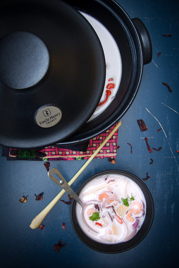 photographie culinaire soupe thaï de crevettes et poulet à l'hibiscus