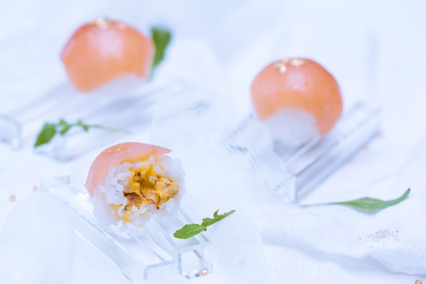 Photographie culinaire sushi balls à la truite fumée et coeur crousti-fondant au safran