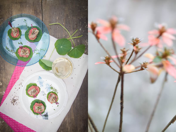 Photographie culinaire toasts de pommes de terre, kipper et beurre rose 