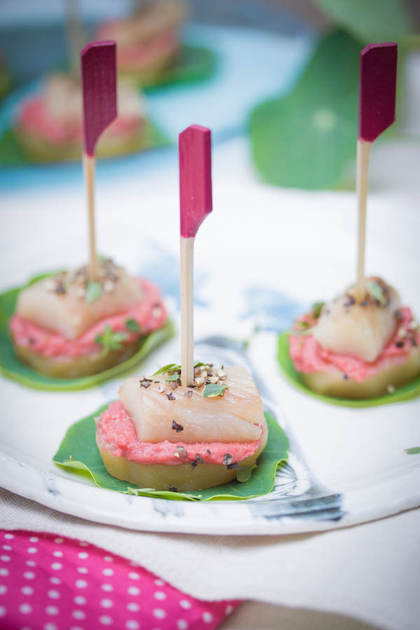 Photographie culinaire toasts de pommes de terre, kipper et beurre rose 